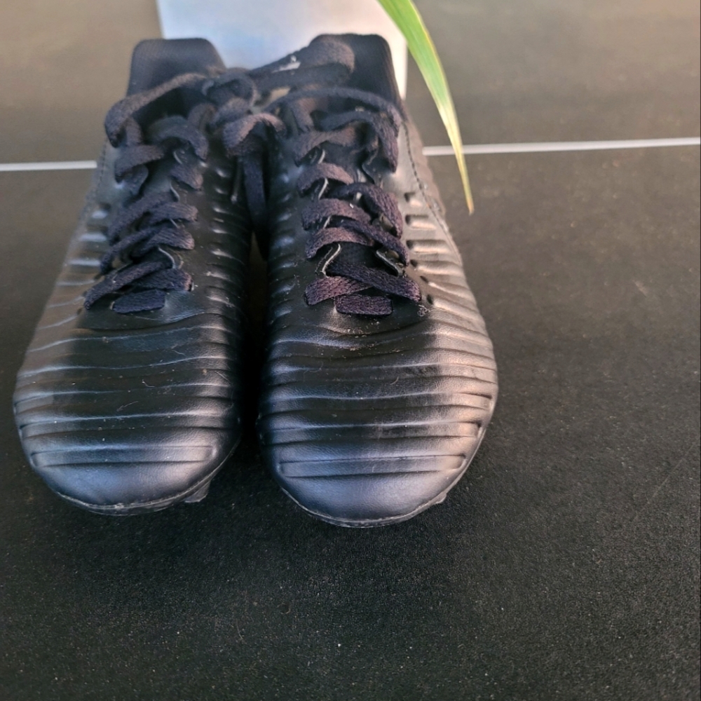Kid's soccer cleats come with lace band.